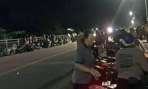 Nhảy cầu giữa đêm, thanh niên bơi vào bờ trong khi lực lượng cứu hộ vất vả tìm kiếm