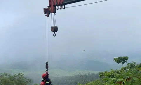Hàng chục cảnh sát giải cứu hai người đi xe máy lao xuống vực ở Ba Vì