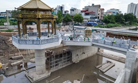 Cảnh tượng 'lạ' trên sông Tô Lịch khiến ai cũng phải ngoái nhìn: Sẽ hoàn thành trong tháng sau