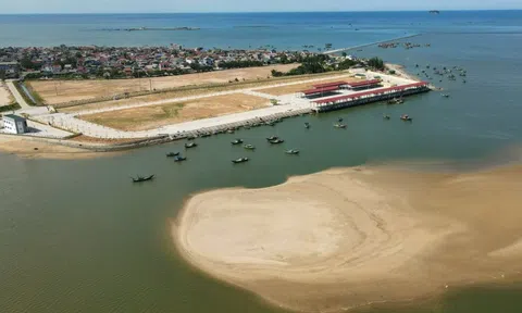 Đầu tư cảng cá nhưng không nạo vét luồng lạch, tàu gặp khó khi vào bờ