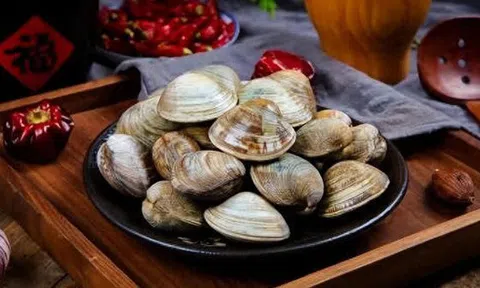 Rửa ngao dùng nước muối hay dầu ăn cũng không sạch, ngư dân chỉ 1 mẹo khiến ngao nhả sạch bùn cát