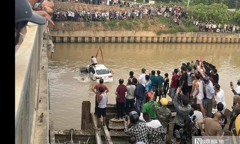 Vụ ô tô mất lái đâm 2 xe máy rồi rơi xuống sông: Đã xác định 3 người tử vong