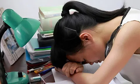 "Con thông minh, khá giỏi, chưa lúc nào tôi nghĩ con lại như thế" - Chia sẻ của bà mẹ Hà Nội khiến ai đọc cũng khuyên chị nên tỉnh táo lên