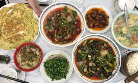 Đi ăn cơm bình dân ở Trung Quốc, khách Việt "ngớ người" khi thấy một thứ phủ trên bàn: "Không ngờ họ lắm chiêu đến vậy"