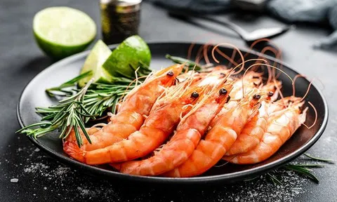 Đừng chỉ rửa tôm bằng mỗi nước, đầu bếp chỉ một mẹo khiến tôm bay sạch bùn đất, vi khuẩn