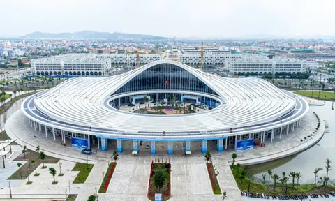 Nhìn gần trung tâm hội nghị hình giọt nước đón các doanh nghiệp xúc tiến đầu tư
