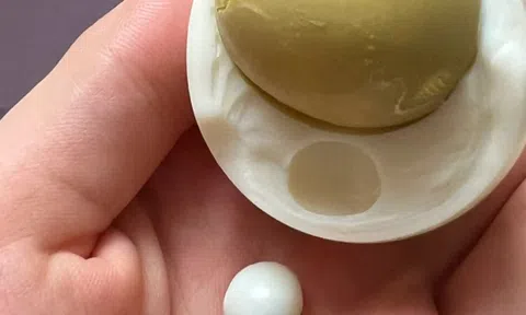 Bóc quả trứng gà luộc, cô gái hoang mang khi thấy 1 thứ nằm bên trong