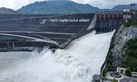Thủy điện Hòa Bình mở cửa xả lũ thứ 3, 5 tỉnh, thành cần chú ý