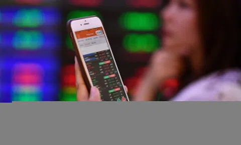 VN-Index không ngừng tăng, người cầm tiền nên mua đuổi hay quan sát?