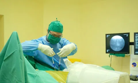 Bơm 'xi măng' vào xương sống cứu cụ bà 102 tuổi