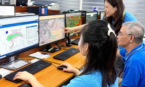Bão Wipha tiếp tục mạnh lên, quản lý bay họp khẩn