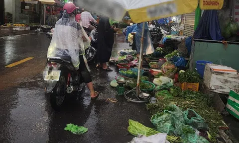 Bức ảnh sạp rau của mẹ cùng dòng tâm sự nhói lòng: “Mình thất nghiệp, mình không nuôi nổi mẹ”