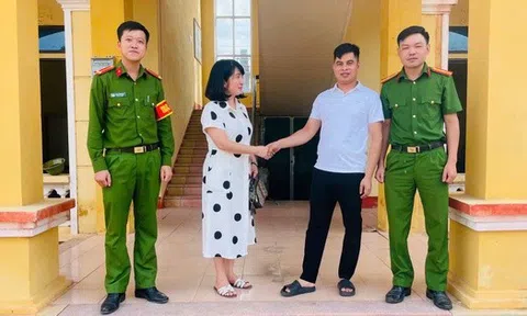 Nhận được hơn 118 triệu đồng chuyển khoản từ Hà Nội, giám đốc công ty vàng bạc vội vàng lên công an xã làm việc