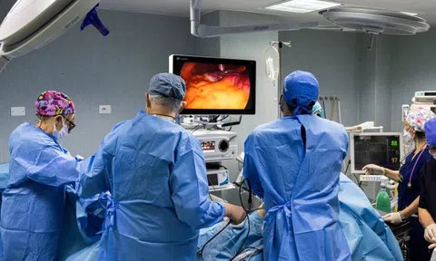 Miễn viện phí toàn dân: Bài học từ đất nước có tỷ lệ bác sĩ trên đầu người cao nhất thế giới