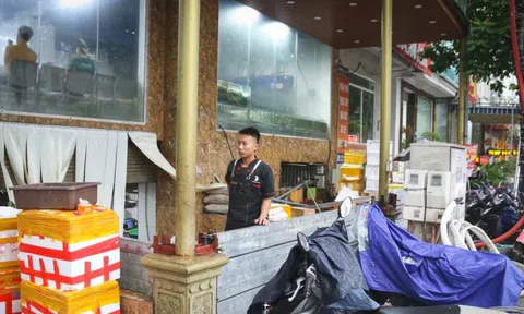 Người Hà Nội 'be bờ, đắp đập' chống bão số 3