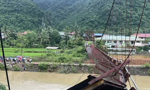 Điện Biên: Cầu treo đứt cáp, xe chở cán bộ xã đi chống bão rơi xuống sông