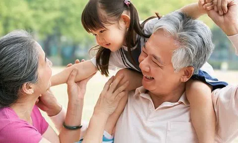 Bà nội hỏi “ở nhà mẹ có hay ăn hiếp bố không”, đứa trẻ trả lời 1 câu quá thông minh