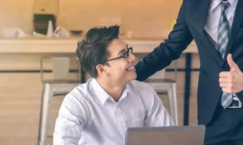 Khi sếp giao việc, người thường chỉ đáp “vâng ạ” hay “em làm ngay”, người EQ cao khéo léo ghi điểm trong mắt lãnh đạo bằng 7 câu này