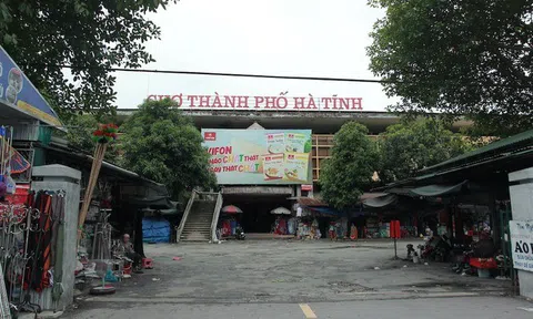 Kinh doanh gặp khó khăn, hàng chục ki-ốt tại chợ lớn nhất Hà Tĩnh bỏ trống