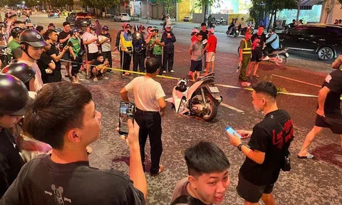 Hà Nội: "Hố tử thần" bất ngờ xuất hiện trên đường khiến xe máy gặp nạn