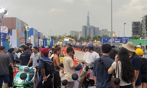 Cuối tuần, hàng ngàn người dân TP HCM mang xe xăng đi đổi xe máy điện