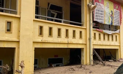 Ngôi trường bị vùi lấp sau lũ dữ, hiệu trưởng nghẹn ngào khi nhắc đến học sinh