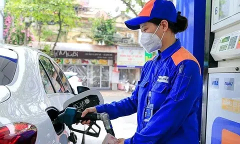 Giá xăng tiếp tục giảm