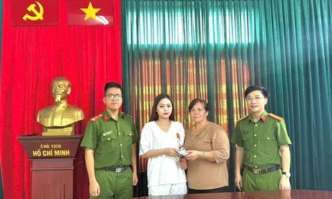 Người phụ nữ đánh rơi hàng chục triệu đồng trên đường và hành động đẹp của cô gái trẻ