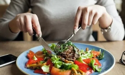 Ngồi thẳng 20 phút sau ăn - bí quyết tránh trào ngược, giảm béo bụng
