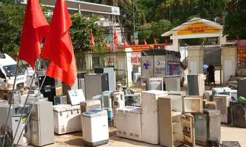 Ấm áp tình người sau lũ dữ: Nhóm thợ lặn lội đi sửa điện miễn phí cho người dân