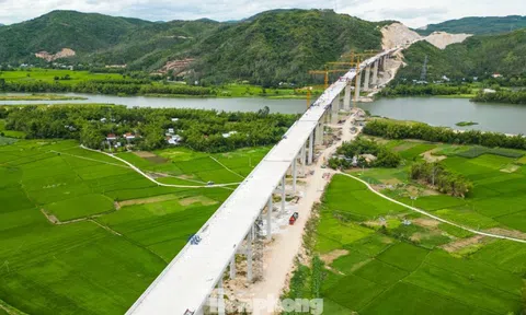 Cận cảnh cây cầu dài nhất cao tốc Bắc - Nam phía đông vừa hợp long