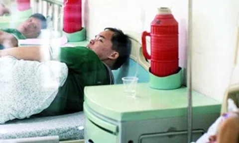 Cả nhà 3 người cùng nhập viện cấp cứu vì ngộ độc sau khi ăn trứng rán