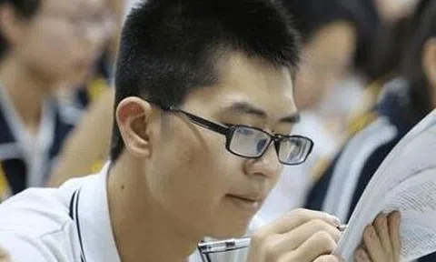 Nam sinh học giỏi vui mừng nhận giấy báo đỗ đại học danh giá, nhưng vừa đọc nội dung, bố mẹ bảo ngay: “Con nên thi lại”