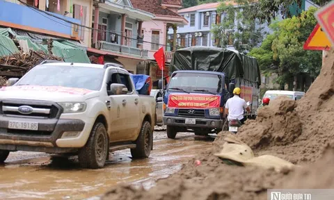 Từng đoàn xe mang yêu thương đến với bà con vùng lũ