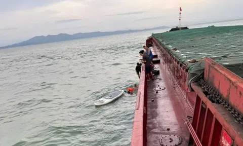 Hai bố con được cứu sống sau một đêm lênh đênh trên biển