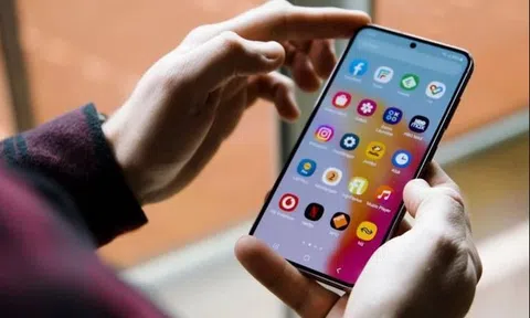 Tải app xem phim miễn phí, người đàn ông tá hỏa khi điện thoại sụt pin, không thể tắt nguồn, tài khoản “bốc hơi” 108 triệu đồng