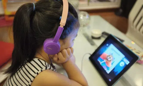 Chưa biết đọc nhưng điều khiển công nghệ "như thần": Trẻ con thời nay khiến Google cũng phải chiều