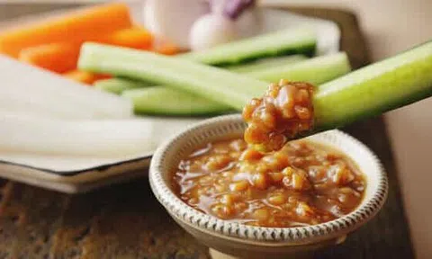 4 gia vị để ngoài tủ lạnh như "làm mồi cho vi khuẩn", nhiều gia đình vẫn làm sai rồi mang bệnh