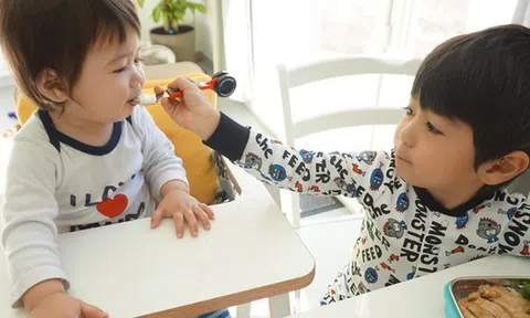 Trẻ nói chuyện như người lớn, "đọc vị" tâm lý người khác giỏi bất thường: Có thể không phải thông minh, mà là...