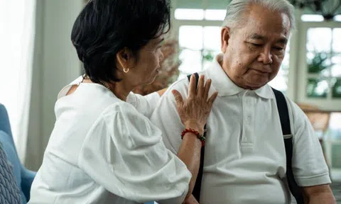 Cụ ông để lại 11 tỷ đồng cho con trai, con gái kiện đòi thừa kế, tiết lộ bí mật khiến gia đình suy sụp: “Bố mẹ đã nói dối em 50 năm”