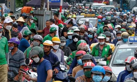 Bỏ xe xăng nhưng vẫn mỗi người một xe máy, Hà Nội bao giờ hết ùn tắc?