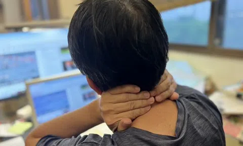 Tự nắn, bẻ cổ "nghe rắc 1 cái", người phụ nữ nhập viện vì tê nửa người, choáng váng