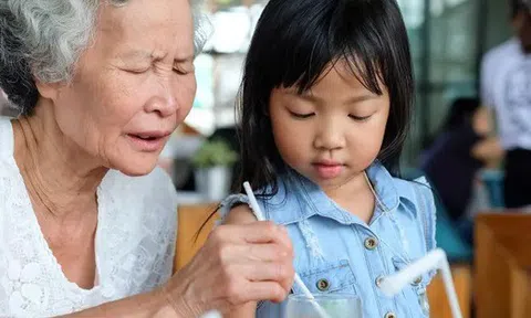 "Bà lại đến ăn miễn phí" - Câu nói của đứa cháu 5 tuổi khiến bà bật khóc, ai nấy chỉ trích người mẹ