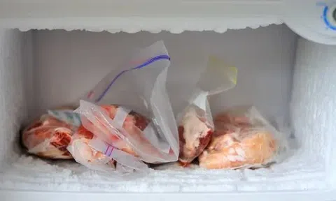 Người đàn ông 53 tuổi mắc ung thư dạ dày, bác sĩ cảnh báo: 4 thực phẩm để lâu trong tủ lạnh là “đồng phạm” gây ung thư