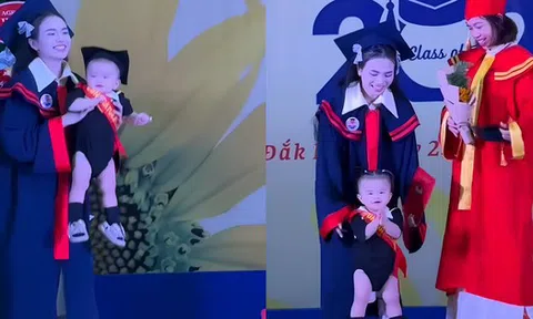 Clip: Bé gái đội mũ cử nhân, lon ton theo mẹ nhận bằng tốt nghiệp, "file đính kèm" mà thần thái hớn hở tự tin hơn cả nhân vật chính