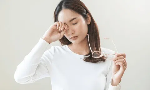 Bạn có đang già nhanh hơn người khác không? Nếu thấy 4 dấu hiệu này vào buổi tối thì có thể bạn đang già hơn bạn bè của mình