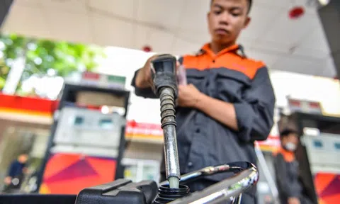 Giá xăng tăng vượt 20.000 đồng/lít