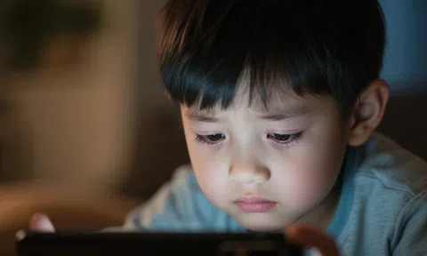 Bé trai 5 tuổi "mắt toàn lòng trắng", lác vĩnh viễn vì chơi điện thoại 4 tiếng mỗi ngày