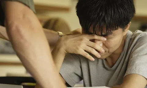 Nam sinh đỗ ĐH điểm cao nhưng chưa từng nhận được giấy báo trúng tuyển, 7 năm sau bất ngờ được nhà trường thông báo: “Em đã có bằng tốt nghiệp ở đây”