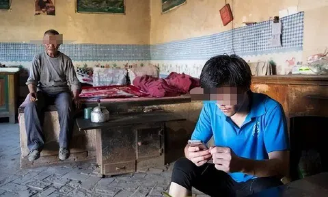 Bị cậu ruột từ chối cho vay 3,6 triệu đóng học phí, cả làng giúp gom trong một đêm: 20 năm sau, chàng trai quay về khiến ai cũng khóc